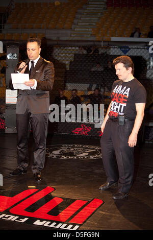 Rome, Italie. 30 mars, 2013. Au Palais des Sports dans la Viale Tiziano phénomènes de Mixed Martial Arts fighted dans la cage" à l'adrénaline pure donnant les téléspectateurs. Le caractère spectaculaire de cet événement réside dans la combinaison de différentes disciplines qui se rejoignent en un seul match, qui a lieu à l'intérieur d'une cage de 9 mètres. Rien n'est interdit. Était de loin le plus intéressant de montrer sur la scène nationale. Mis en évidence très l'adéquation entre le Brésilien Fabricio Nascimento contre Marco Santi a terminé avec la victoire de Marco Santi - 30 mars 2013 à Rome. Banque D'Images