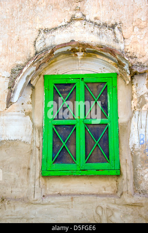 Nouvelle fenêtre verte sur vieux mur Banque D'Images