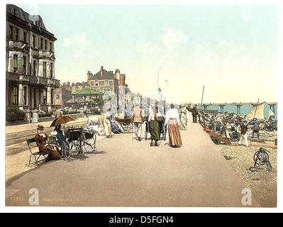 Cette image montre la Promenade à Deal, une ville côtière du Kent, en Angleterre, avec la passerelle en bord de mer et l'architecture environnante. Banque D'Images