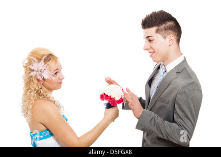 Jeune femme proposant avec bouquet, isolé sur fond blanc Banque D'Images