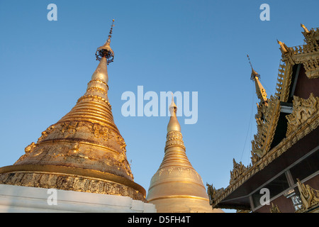 Stupas et toit d'une salle de prière, (main stupa à centre), de la pagode Shwedagon à Yangon (Rangoon), le Myanmar (Birmanie), Banque D'Images