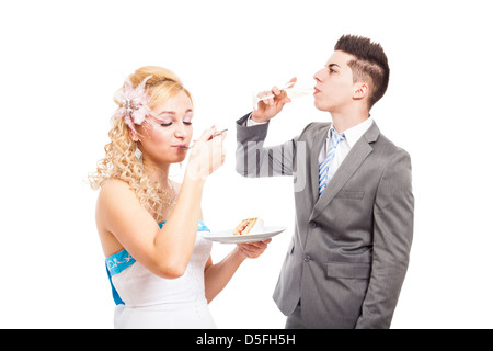 Wedding couple manger un gâteau et de boire du vin, isolé sur fond blanc Banque D'Images