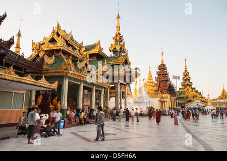 Les bâtiments de la pagode Shwedagon à Yangon (Rangoon), le Myanmar (Birmanie), Banque D'Images