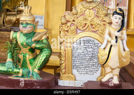 Statue démon mythologique de la pagode Shwedagon, à Yangon (Rangoon), le Myanmar (Birmanie), Banque D'Images