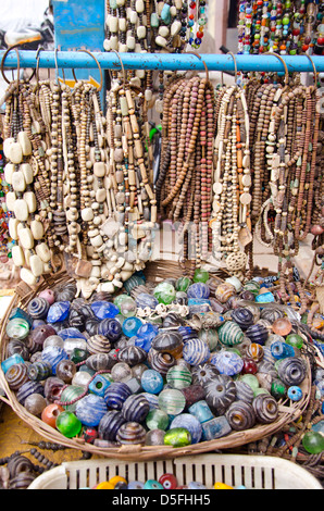 Divers bijoux anciens et des colliers en Asie bazar, Inde Banque D'Images