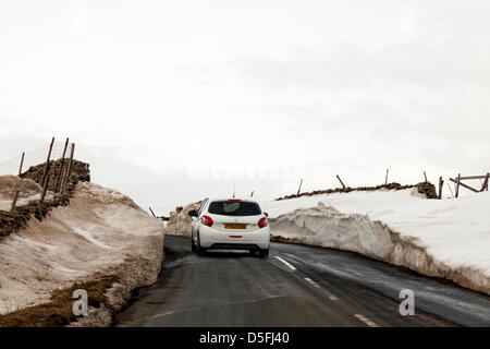 Le Yorkshire, UK. 1er avril 2013. La neige dominent toujours le paysage des Yorkshire Dales. Les routes sont encore peu praticable dans les lieux en raison de la neige est poussée jusqu'à un côté qui commence à se détacher et tomber dans le road Crédit : Paul Thompson/Alamy Live News Banque D'Images