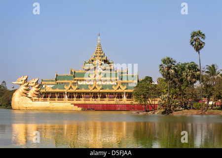 Barge Karaweik, béton réplique de la Barge Royale, Le Lac Kandawgyi, Yangon (Rangoon), le Myanmar (Birmanie), Banque D'Images