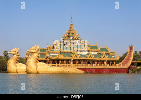 Barge Karaweik, béton réplique de la Barge Royale, Le Lac Kandawgyi, Yangon (Rangoon), le Myanmar (Birmanie), Banque D'Images