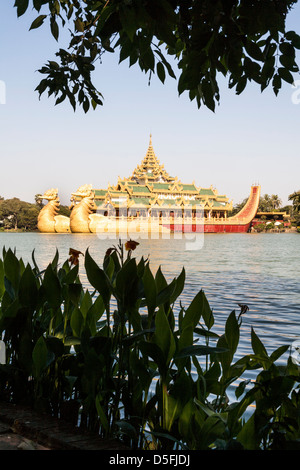 Barge Karaweik, béton réplique de la Barge Royale, Le Lac Kandawgyi, Yangon (Rangoon), le Myanmar (Birmanie), Banque D'Images