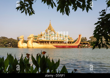 Barge Karaweik, béton réplique de la Barge Royale, Le Lac Kandawgyi, Yangon (Rangoon), le Myanmar (Birmanie), Banque D'Images