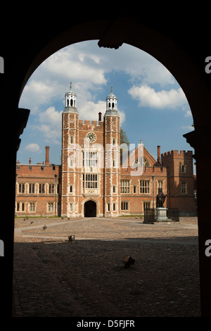 L'Angleterre, Berkshire, Eton College, cour de l'école et la Tour de Lupton École inférieur Banque D'Images