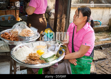 Femme vendant de la nourriture, le marché Bogyoke Aung San, également connu sous le nom de H G Scott Market, Yangon (Rangoon), le Myanmar (Birmanie), Banque D'Images