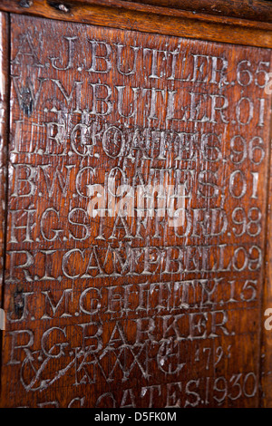 L'Angleterre, Berkshire, Eton College, l'école supérieure, les étudiants en panneau de bois sculpté de noms Banque D'Images