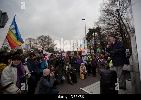 Aldermaston, Berkshire, Royaume-Uni. Lundi 1er avril 2013. Bruce Kent fait un discours à l'extérieur de l'une des principales entrées de l'Atomic Weapons Establishment à Aldermaston. La manifestation a eu lieu pour protester contre les armes nucléaires de la Grande-Bretagne. Credit : Nelson Pereira / Alamy Live News Banque D'Images