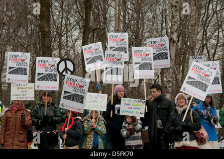 Aldermaston, Berkshire, Royaume-Uni. 1er avril 2013. CND et autres manifestants Anti-Nuclear recueillir l'extérieur de l'Atomic Weapons Establishment à Aldermaston. Credit : Pete Maclaine / Alamy Live News Banque D'Images