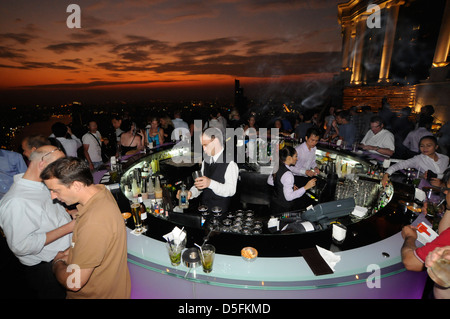 Sky Bar avec des murs de verre, Sirocco, State Tower, Bangkok Banque D'Images