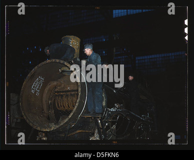 Travailler sur la chaudière d'une locomotive à la 40e Street boutiques de la C & NO RR, Chicago, Illinois (LOC) Banque D'Images