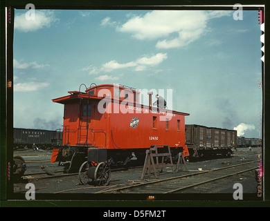 C & E RR, la mise au point d'un fourgon reconstruit au niveau du rip pistes à condition yard, Chicago, Illinois (LOC) Banque D'Images