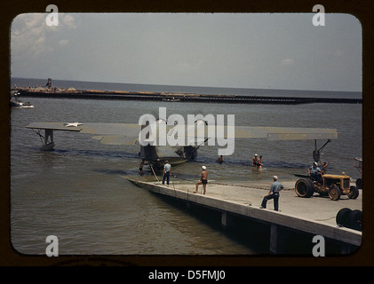 Cette image de 1942 montre le personnel travaillant avec un hydravion consolidé PBY Catalina à la base aérienne navale de Corpus Christi, Texas, mettant en évidence l'aviation navale pendant la seconde Guerre mondiale Banque D'Images