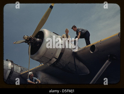 Photographie d'un avion ravitaillé à la base aérienne navale de Corpus Christi, Texas, en août 1942 pendant la première Guerre mondiale. L'image montre un hydravion Consolidated PBY Catalina en préparation pour une mission. Banque D'Images