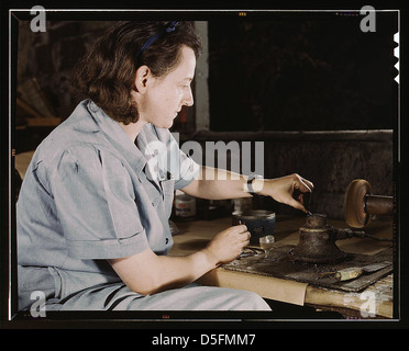 Flacons de donneur de transfusion, Baxter Lab., Glenview, Illinois. Autrefois sculptreur et concepteur de carreaux, Dorothy Cole a converti son sous-sol en un atelier en aiguilles de plaques d'étain pour les valves des flacons de transfusion sanguine préparés par les laboratoires Baxter où elle a travaillé Banque D'Images