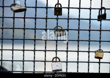 'Amour' cadenas sur un pont à Riva del Garda, Italie. Banque D'Images