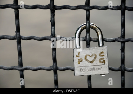 'Amour' cadenas sur un pont à Riva del Garda, Italie. Banque D'Images