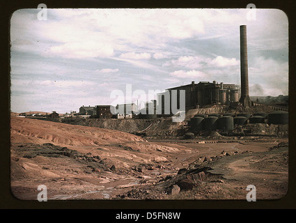 L'usine d'extraction de cuivre et de production d'acide sulfurique à Copperhill, Tennessee, capturée dans les années 1930 Cette scène industrielle présente une grande cheminée de fumée et l'infrastructure complexe des opérations minières dans le comté de Polk, Tennessee. La photographie de Marion Post Wolcott reflète le progrès industriel de l’époque et le rôle important de l’exploitation minière dans l’économie locale. Banque D'Images