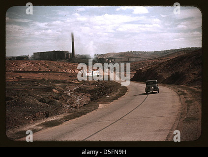 Cette photographie représente les opérations minières de cuivre et l'usine d'acide sulfurique de Copperhill, Tennessee, avec un accent sur l'activité industrielle dans la région au début du XXe siècle. Banque D'Images