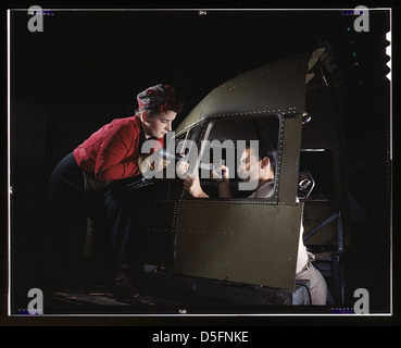 Équipe de rivetage travaillant sur la coque de cockpit d'un B-25 [c.-à-d. C-47] bombardier à l'usine de North American Aviation, Inc., Inglewood [c.-à-d. Douglas Aircraft Company, long Beach], Californie (LOC) Banque D'Images