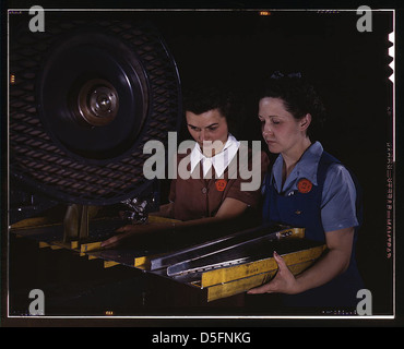 La perforation des trous de rivet dans une trame d'un bombardier B-25, l'usine de North American Aviation, Inc., Californie (LOC) Banque D'Images