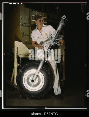 Un assemblage de roue avant et de train d'atterrissage pour un bombardier B-25 en construction dans une usine d'aviation de l'Ouest, North American Aviation, Inc., en Californie. UNE section avant de l'avion est affichée en arrière-plan. Le général Doolittle a appelé le navire le meilleur pl militaire Banque D'Images