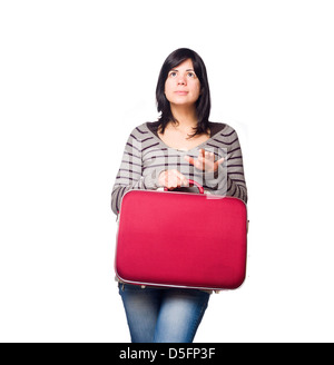 Portrait de jeune femme tenant une valise rouge isolé sur fond blanc Banque D'Images