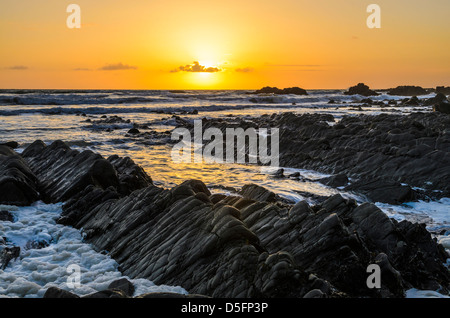 Coucher de soleil à Hartland Quay sur la côte nord du Devon. Angleterre. Banque D'Images