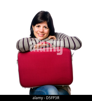 Portrait de jeune femme tenant une valise rouge isolé sur fond blanc Banque D'Images