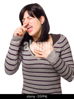 Jeune femme éternuant isolé sur fond blanc - virus coronavirus corona Banque D'Images