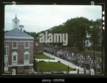 Ville américaine et son mode de vie, Southington, Connecticut le défilé du Memorial Day descendant la rue principale. Le petit nombre de spectateurs est dû au fait que les usines de guerre de la ville n'ont pas fermé. L'hôtel de ville est situé au premier plan à gauche. Banque D'Images