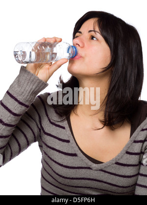 Jeune femme à boire l'eau des bouteilles en plastique sur fond blanc Banque D'Images