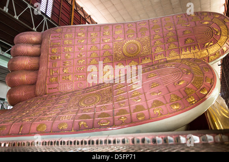 Close up des pieds du bouddha couché, la Pagode Chaukhtatgyi, Yangon (Rangoon), le Myanmar (Birmanie), Banque D'Images