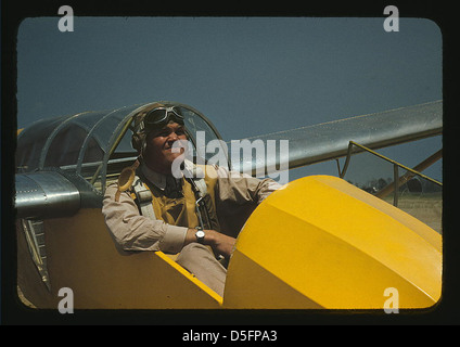 Une photographie des années 1940 d'un lieutenant du corps des Marines en formation de pilote de planeur à page Field, Parris Island, Caroline du Sud. L'image met en évidence l'entraînement de l'aviation militaire pendant la seconde Guerre mondiale Banque D'Images