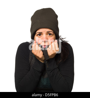 Portrait de jeune femme se protéger du froid avec des vêtements chauds isolé sur fond blanc Banque D'Images