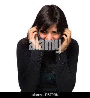 Portrait de jeune femme se protéger du froid avec des vêtements chauds isolé sur fond blanc Banque D'Images