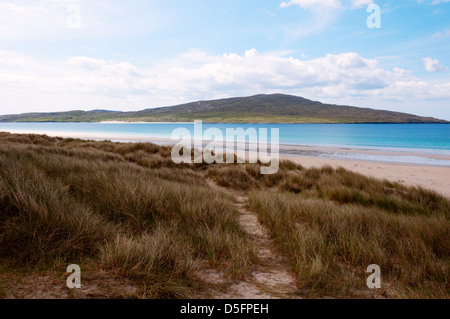 L'île de Taransay vu l'ensemble de la plage d'Rosamol Sud Traigh sur Harris. Banque D'Images