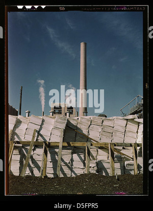 Southland Paper Mill à Lufkin, Texas, produit de la pâte chimique Kraft utilisée dans la fabrication du papier journal. Un aperçu du processus industriel et de la production historique du papier. Banque D'Images