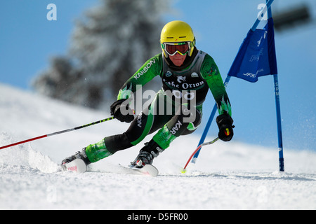 Un skieur alpin à une porte pendant la course sur le parcours de slalom géant. Banque D'Images