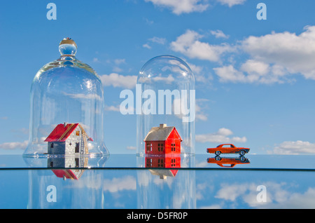 Chambre et modèles de voiture sur miroir dans l'espace et cloche de verre Banque D'Images