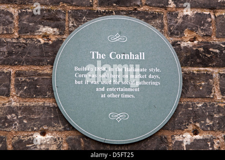 Le Cornhall informations inscription murale dans Swaffham Norfolk qui est maintenant utilisé comme un café costa Banque D'Images