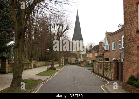 Une rue bordée d'arbres menant à l'église St Mary à l'arrière-plan Horsham Sussex England Banque D'Images