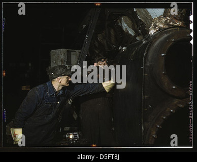 Travaillant sur le cylindre d'une locomotive à l'C & NO RR 40e Street, Chicago, Illinois (LOC) Banque D'Images