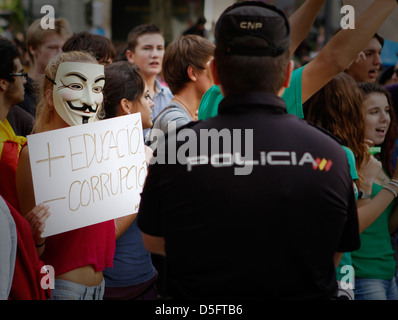 Les manifestants tiennent des bannières tout en criant des slogans lors d'une journée de grève générale à Palma de Majorque sur l'île espagnole Banque D'Images